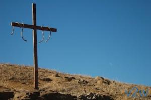 Read more about the article Easter Worship Slide: Cross With Ropes